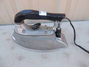 lot 309 image: Cast iron with handle and power cord Steam-o-matic 1000 watts