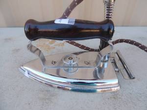 lot 314 image: Metal iron with handle and power cord No. EA1620 375 watts