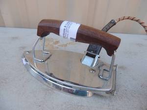 lot 315 image: Metal iron with handle and power cord Handy hot handy pack chicago electric MFG. 400 watts