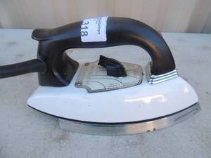 lot 318 image: Metal iron with handle and power cord General electric USA 1000 watts