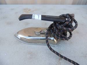 lot 319 image: Metal iron with handle and power cord Greyhound Middleton && mead Co. Inc.750 watts