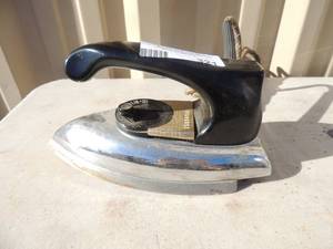 lot 321 image: Metal iron with handle and power cord Westinghouse adjust -o-matic 1000 watts