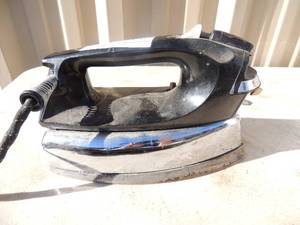 lot 323 image: Metal iron with handle and power cord Signature Montgomery ward 1200 watts