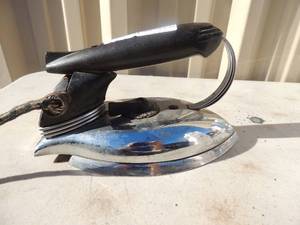 lot 324 image: Metal iron with handle and power cord Lady cover 1000 watts