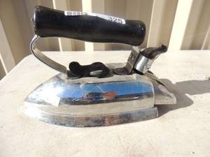 lot 325 image: Metal iron with handle and power cord Westinghouse adjust-o-matic 800 watts