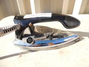 lot 326 image: Metal iron with handle and power cord general electric USA co.