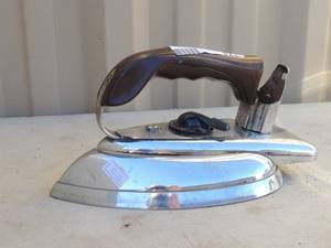 lot 327 image: Metal iron with handle and power cord  Universal landers Fray and Clark 700 watts