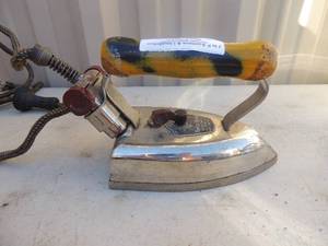 lot 328 image: Metal iron with handle and power cord American beauty #66A