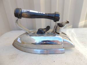 lot 329 image: Metal iron with handle and power cord Westinghouse House mist-o- matic