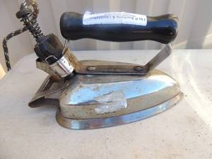 lot 330 image: Metal iron with handle and power cord Manning &Bowman USA