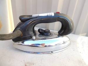 lot 332 image: Metal iron with handle and power cord Procter never lift deluxe USA