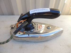 lot 334 image: Metal iron with handle and power cord Babeth major mini press