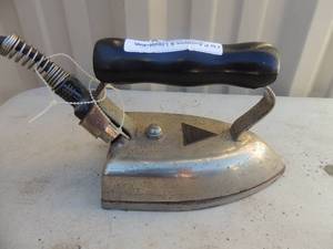 lot 335 image: Metal iron with handle and power cord American beauty 8  12 B