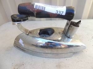 lot 337 image: Metal iron with handle and power cord General electric USA