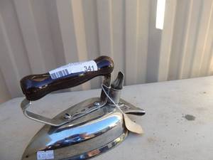 lot 341 image: Metal iron with handle and power cord Universal #E7709