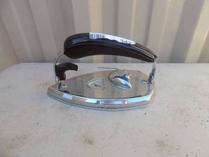 lot 342 image: Metal iron with handle and power cord KM Gadabout 1000 watts