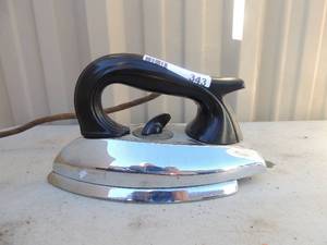 lot 343 image: Metal iron with handle and power cord  Singer #829336 Model 6