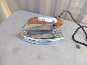 lot 346 image: Metal iron with handle and power cord Sampson fold away 400 watts