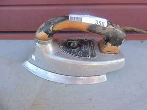 lot 356 image: Metal iron with handle and cord Selwyn Chief 1000 watts