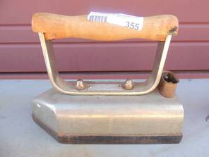 lot 355 image: Cast iron with handles no markings