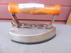 lot 360 image: Metal iron with handle and cord