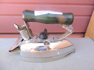 lot 363 image: Metal iron with handle and cord General electric Hotpoint super-AC-matic