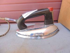 lot 364 image: Metal iron with handle and cord General mills #OM18 1000 watts