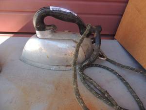 lot 367 image: Metal iron with handle and broken  cord Silex automatic model no 38