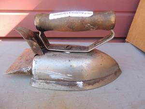 lot 369 image: Metal iron with handle and cord no markings