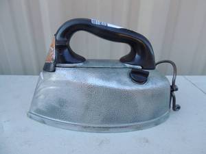 lot 372 image: Metal iron with handle steam electric corp. series S 600 watts