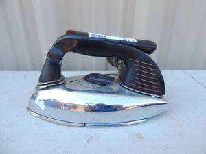 lot 373 image: Metal iron with handle and cord Procter never lift 1000 watts
