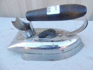 lot 380 image: Metal iron with handle and cord Knapp Monarch 1000  watts