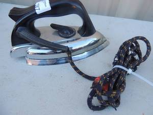 lot 387 image: Metal iron with handle and cord   Westinghouse 1000 watts