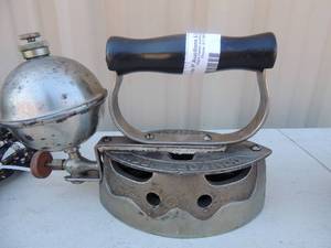 lot 388 image: cast iron with handle and gassteam canister Comfort iron self heating