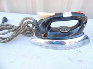 lot 390 image: Metal iron with handle and cord  Proctor never lift #984