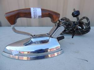 lot 391 image: Metal iron with handle and cord   Automatic lady Hibbard model H100