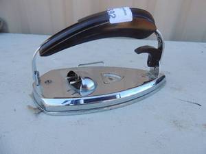 lot 392 image: Metal iron with handle  KM gadabout USA 400 watts