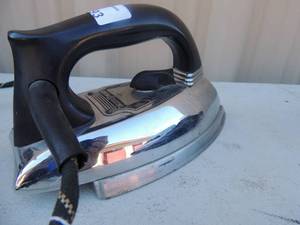 lot 393 image: Metal iron with handle and cord  General electric USA 1999 watts