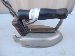 lot 396 image: Metal iron with handle and cord  Waage four heat iron 650 watts