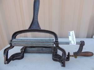 lot 397 image: Cast Iron FLUTER  CRIMPER   WITH CRANK  PATENTED   no other markings