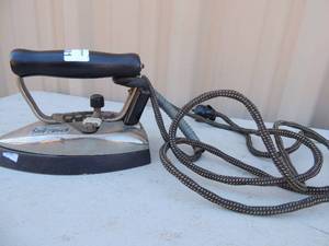 lot 401 image: Metal iron with handle and cord  The Reimers #164
