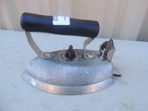 lot 402 image: Metal iron with handle Fabrimatic C. Duke Muller Ind. Mod. 300