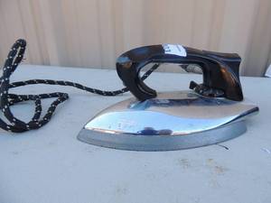 lot 403 image: Metal iron with handle  Universal Landers fray and Clark