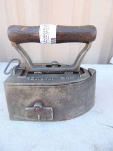 lot 406 image: Cast iron with handle The marvel pat. # 12301924