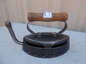 lot 407 image: Cast iron with handle double point I-want-u comfort gas iron