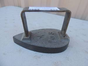 lot 413 image: Cast iron with handle marked Number 5