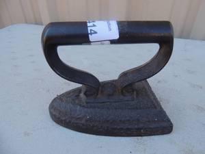lot 414 image: Cast iron with handle not marked