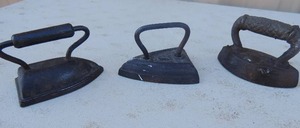 lot 416 image: Lot of 3 SALEMAN SAMPLE Mini cast irons with handles