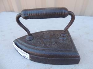 lot 415 image: Cast iron with handle marked GW Ball & Co.no. 10