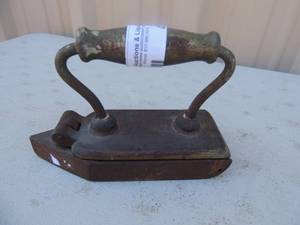 lot 417 image: Cast iron with FLUTTER  CRIMPER IRON  no markings